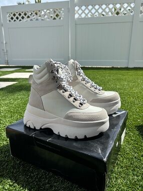 AQUA Womens Chunky Lace-Up Platform Boots in Light Beige